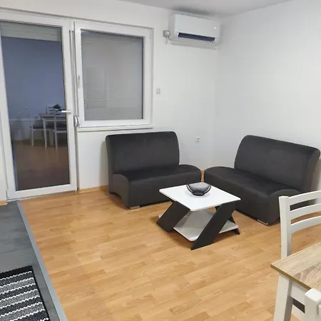 Bedroom In Aerodrom Near Center Of The