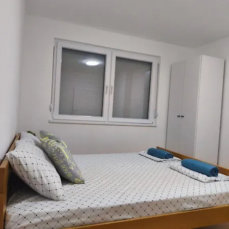 Bedroom In Aerodrom Near Center Of The
